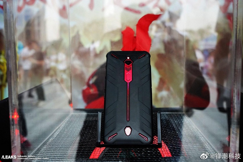 Смартфон Nubia Red Magic 3, установивший рекорды производительности в AnTuTu и Master Lu, впервые запечатлен вживую