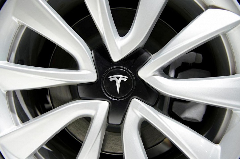 Tesla расследует взрыв электромобиля Model S на парковке в Шанхае - 1 Tesla расследует взрыв электромобиля Model S на парковке в Шанхае