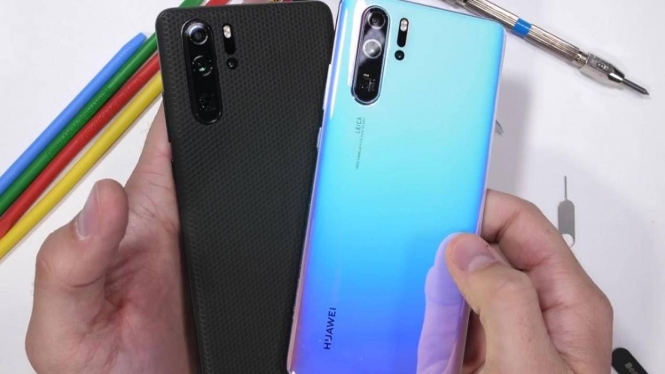 Блогер проверил Huawei P30 Pro на прочность