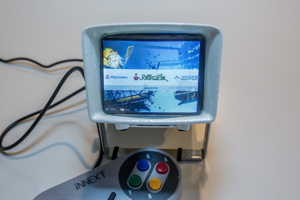 Корпус для «малинки» с RetroPie — из устройства для просмотра слайдов - 9