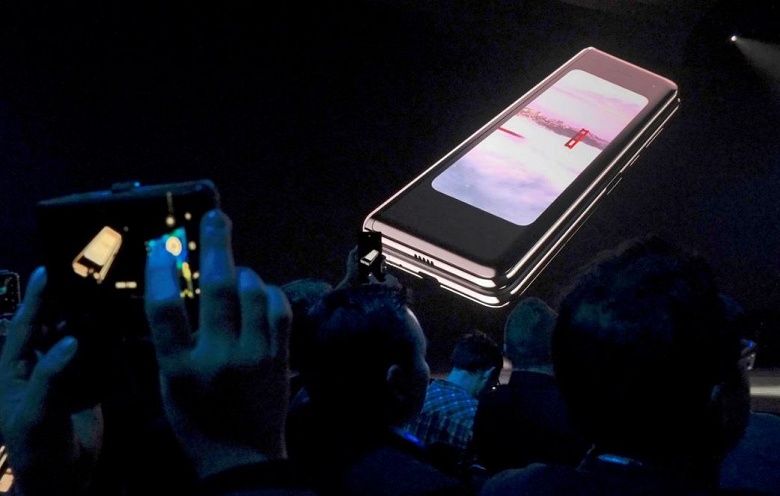 Samsung собирает обратно все образцы Galaxy Fold, разосланные обозревателям - 1 Samsung собирает обратно все образцы Galaxy Fold, разосланные обозревателям
