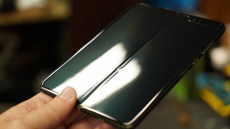 Немного пыли на экран — и складной смартфон Galaxy Fold выходит из строя