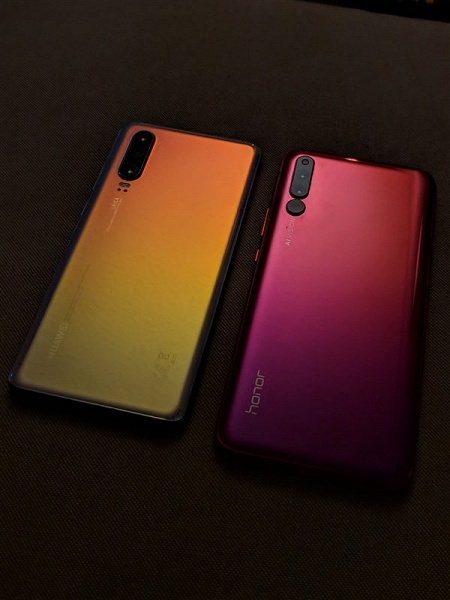 Три модуля камеры против четырех: Huawei P30 и Honor 20 Pro позируют на одной картинке