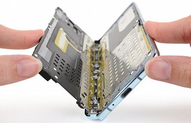 Удивительно, но смартфон Samsung Galaxy Fold всё же заработал у iFixit несколько баллов за ремонтопригодность