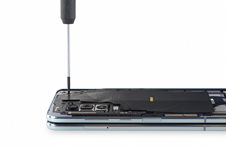 Удивительно, но смартфон Samsung Galaxy Fold всё же заработал у iFixit несколько баллов за ремонтопригодность