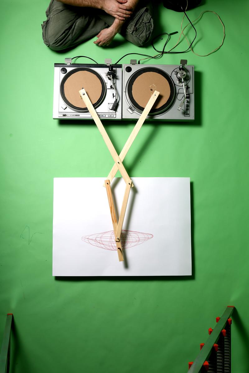 Мастер-класс: механический художник из двух проигрывателей