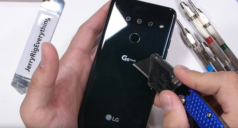 Крепкий орешек. Испытания блогера JerryRigEverything показали, что смартфон LG G8 имеет отличный запас прочности - 1 Крепкий орешек. Испытания блогера JerryRigEverything показали, что смартфон LG G8 имеет отличный запас прочности