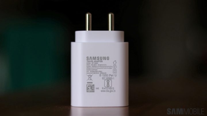 Не намного быстрее. Фирменную 25-ваттную зарядку Samsung сравнили с 15-ваттной зарядкой прошлого поколения