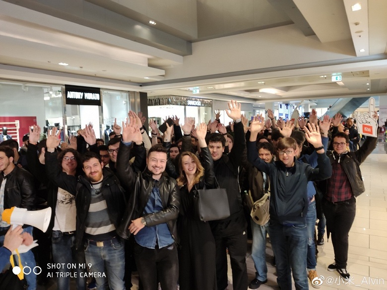 Фотогалерея дня: фирменный магазин Xiaomi открылся в Риме с большим ажиотажем