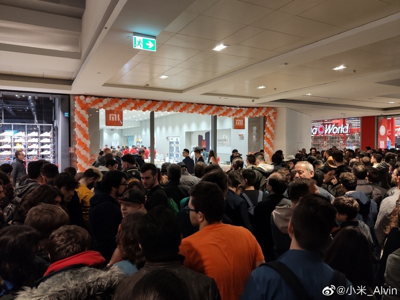 Фотогалерея дня: фирменный магазин Xiaomi открылся в Риме с большим ажиотажем