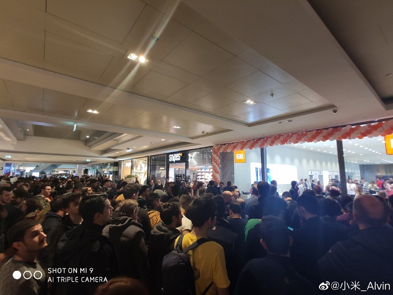 Фотогалерея дня: фирменный магазин Xiaomi открылся в Риме с большим ажиотажем