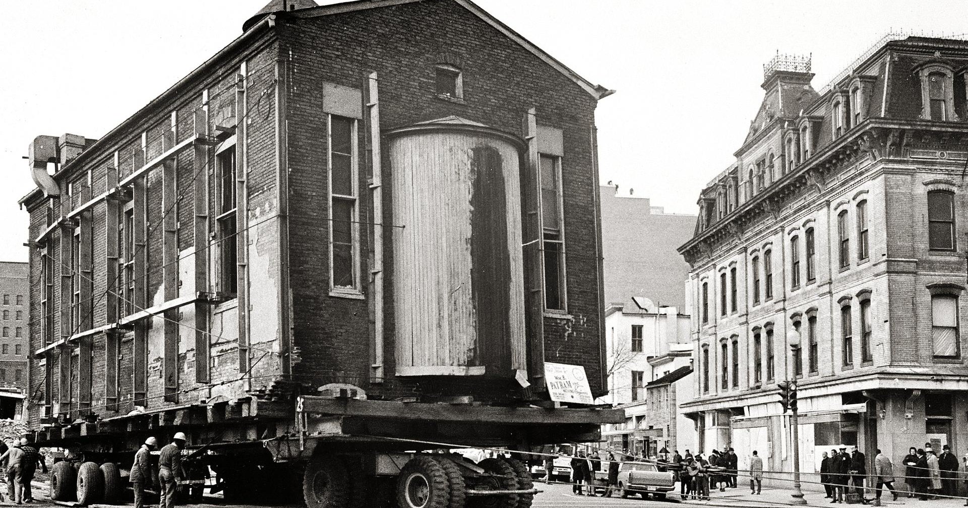 Дом оторвался от корней: как переносят здания