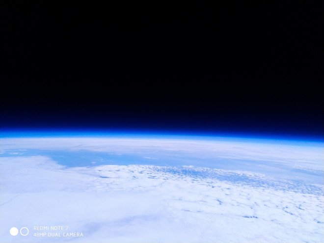 Видео дня: Redmi Note 7 побывал в космосе и вернулся на Землю – вместе с фотографиями планеты из стратосферы