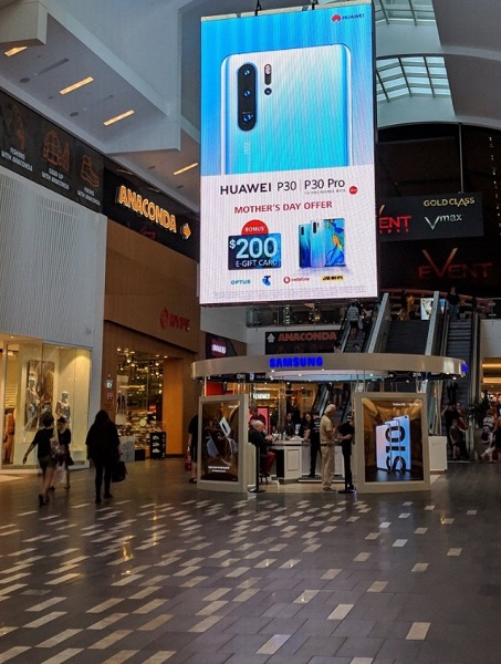 «Флагманский» троллинг. Huawei повесила огромный рекламный плакат прямо над фирменной точкой продаж Samsung