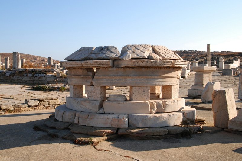 Современная скульптура встретилась с античностью