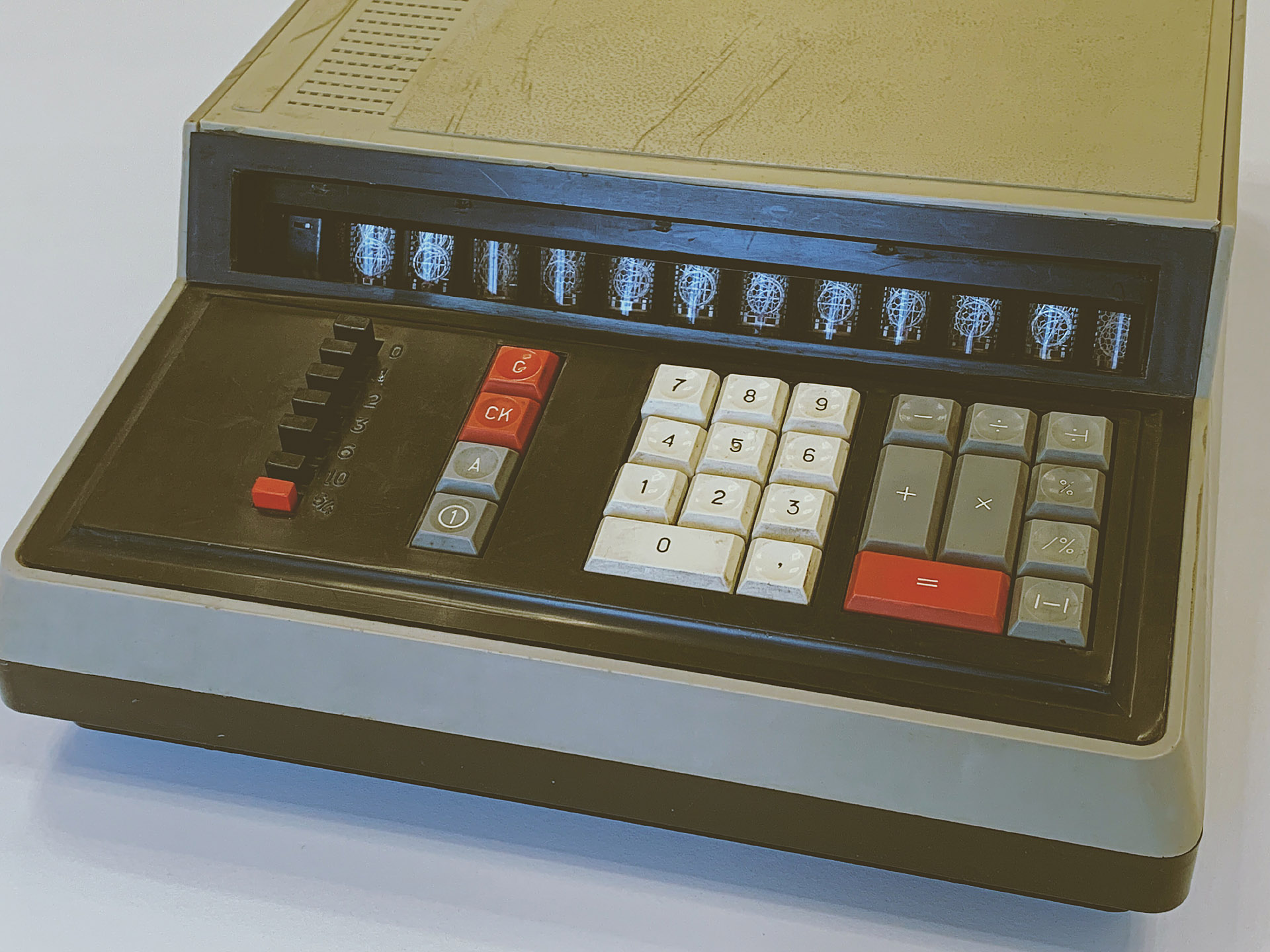 Музей DataArt. Человек-машина: настольная вычислительная техника до микрокалькуляторов - 10 Музей DataArt. Человек-машина: настольная вычислительная техника до микрокалькуляторов - 10