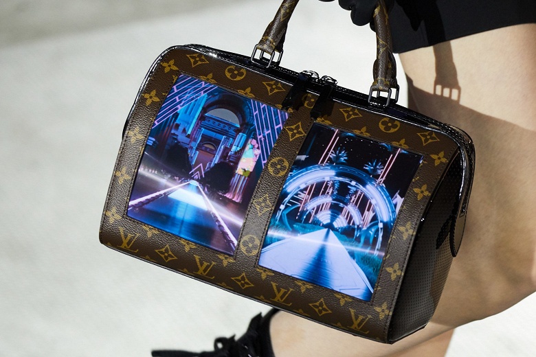 Беспощадная мода: дом Louis Vuitton показал сумки с гибкими дисплеями OLED - 1 Беспощадная мода: дом Louis Vuitton показал сумки с гибкими дисплеями OLED