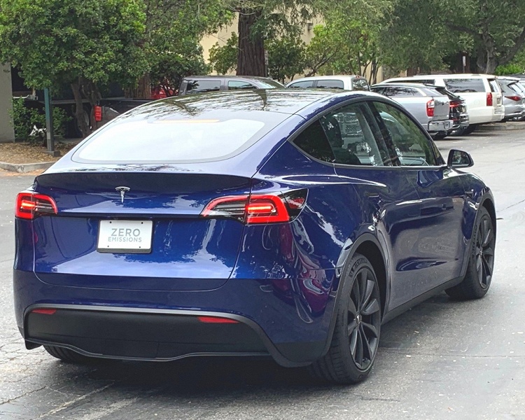 Фото дня: электрический кроссовер Tesla Model Y в «дикой природе»