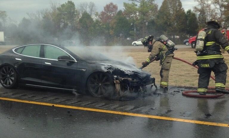 Электромобиль Tesla Model S загорелся на парковке