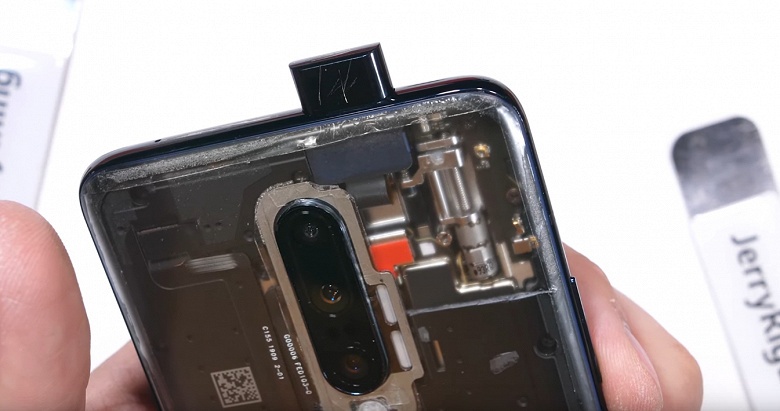Красного аккумулятора всё ещё нет. Разборка OnePlus 7 Pro показала, как аппарат устроен внутри