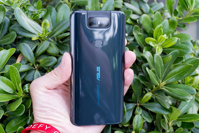 Представлен смартфон Asus ZenFone 6: аккумулятор емкостью 5000 мА·ч, поворотная сдвоенная камера, экран без вырезов и цена от 40 000 рублей