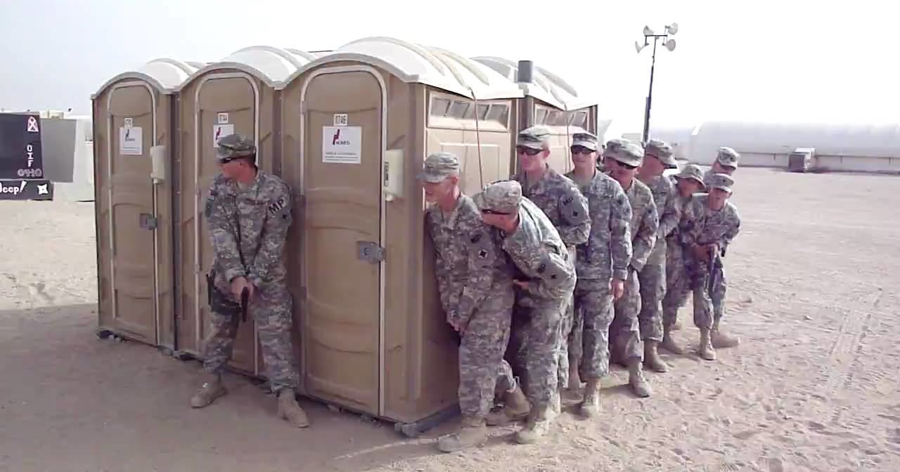 Сколько американских солдат поместится в одном биотуалете?