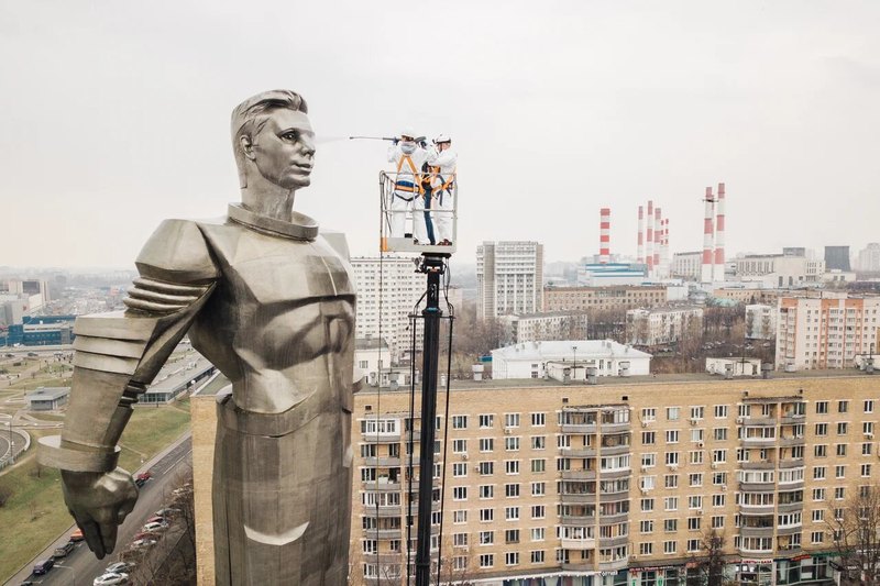 Памятник Юрию Гагарину в Москве помыли с помощью оборудования «Керхер»
