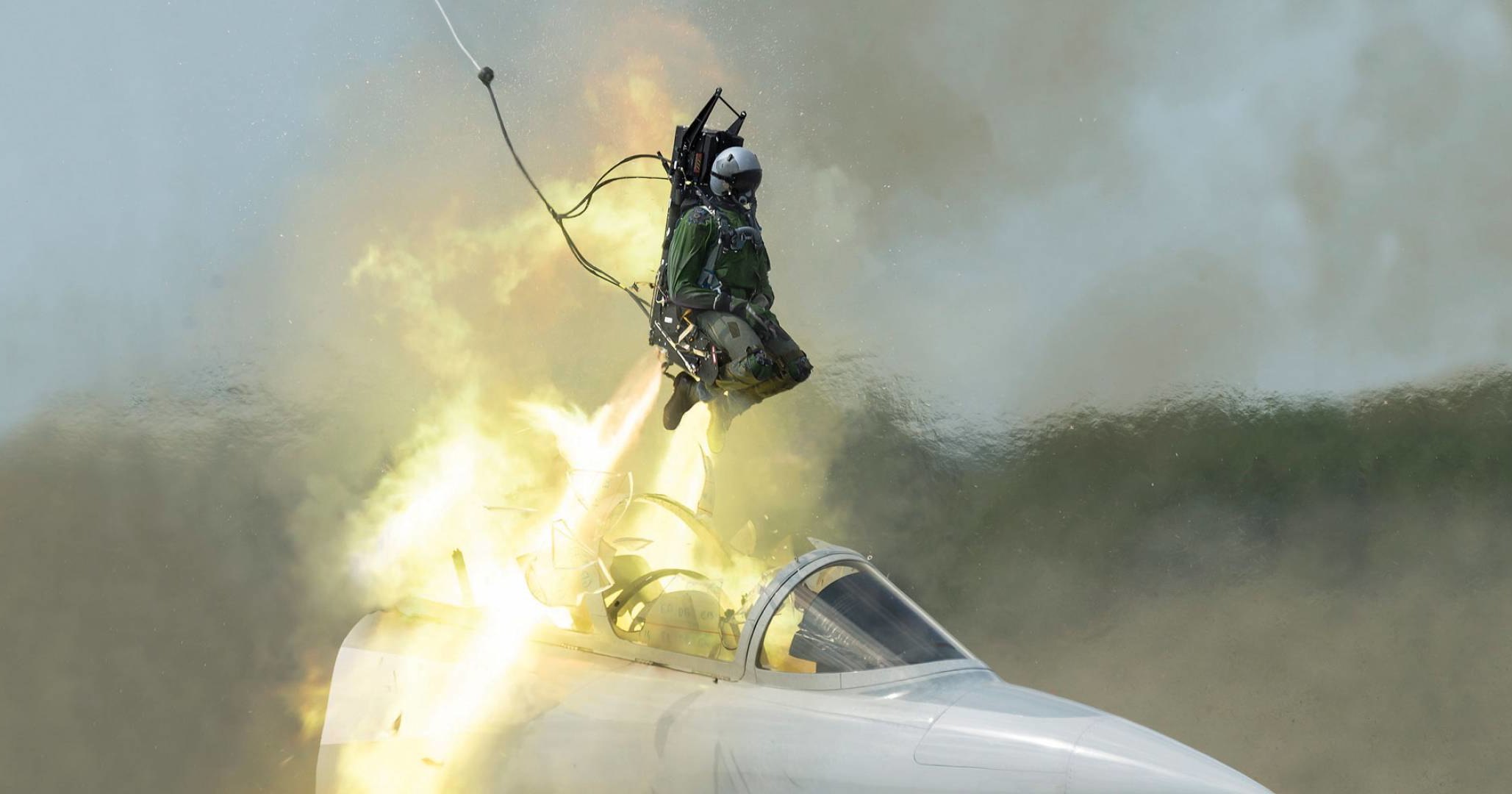 Пилот F-16 катапультировался за секунду до падения: видео Пилот F-16 катапультировался за секунду до падения: видео