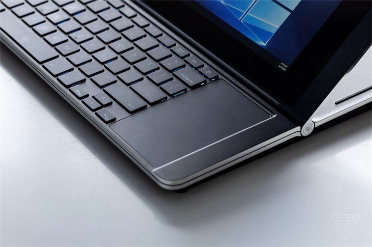 Intel показала игровой ноутбук Honeycomb Glacier с двумя экранами, расположенными друг над другом, и двумя рядами петель