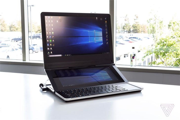 Intel показала игровой ноутбук Honeycomb Glacier с двумя экранами, расположенными друг над другом, и двумя рядами петель