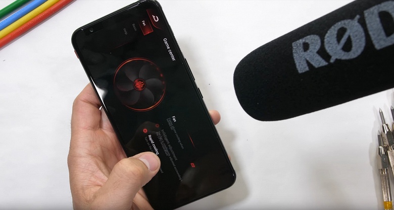 Видео дня: испытание на прочность первого в мире смартфона с вентилятором внутри