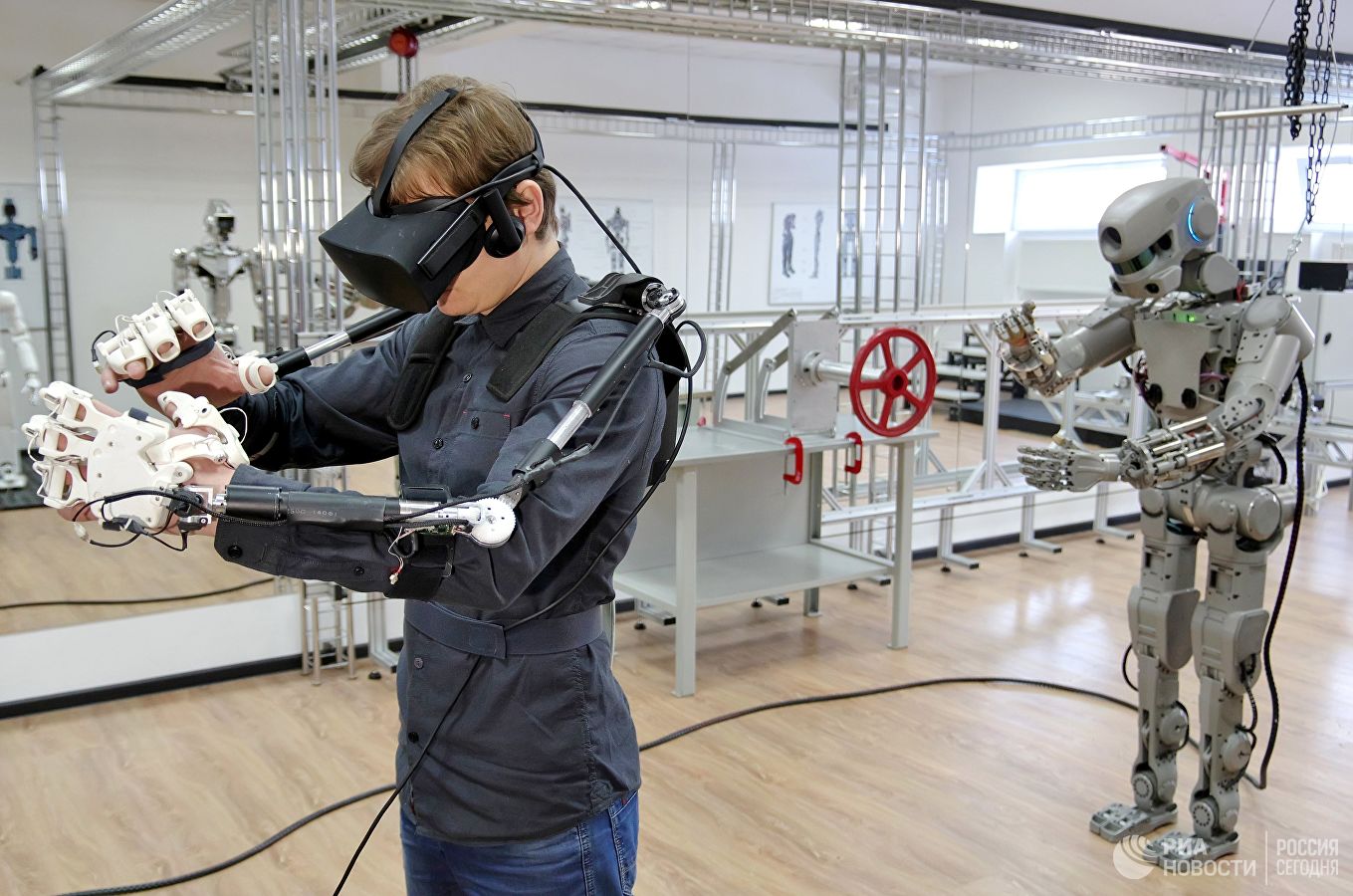 Люк корабля «Союз МС-14» оказался узок для робота FEDOR - 4 Люк корабля «Союз МС-14» оказался узок для робота FEDOR - 4