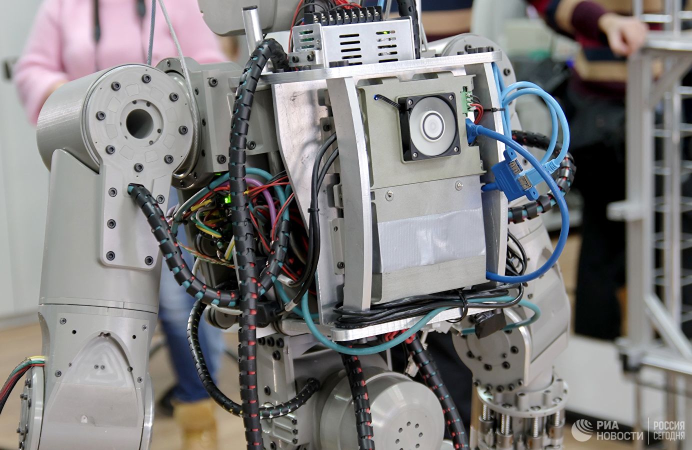 Люк корабля «Союз МС-14» оказался узок для робота FEDOR - 7 Люк корабля «Союз МС-14» оказался узок для робота FEDOR - 7