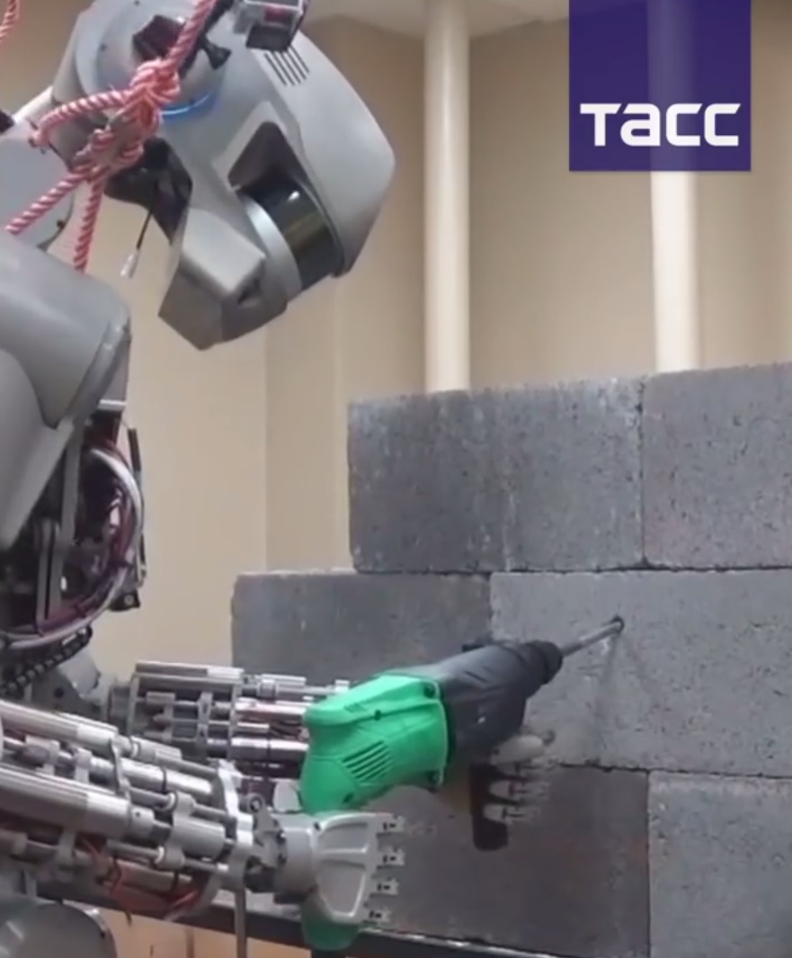 Люк корабля «Союз МС-14» оказался узок для робота FEDOR - 8 Люк корабля «Союз МС-14» оказался узок для робота FEDOR - 8