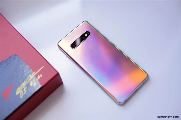 Специальное издание Samsung Galaxy S10+ содержит беспроводной портативный аккумулятор 