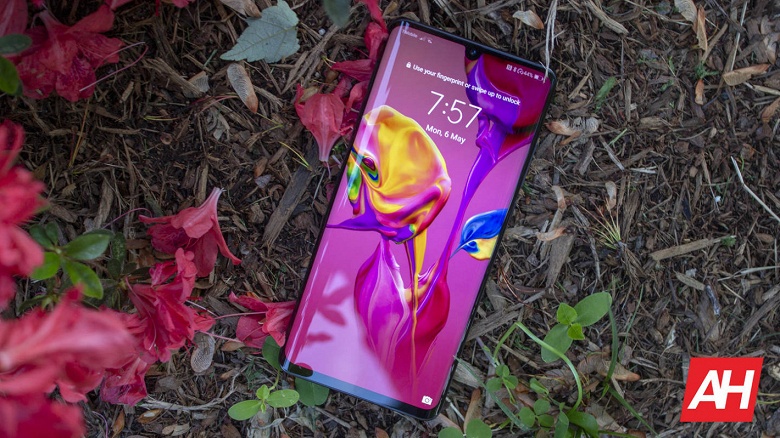 Вину не признала. Huawei убрала рекламу с экрана блокировки смартфонов - 1 Вину не признала. Huawei убрала рекламу с экрана блокировки смартфонов