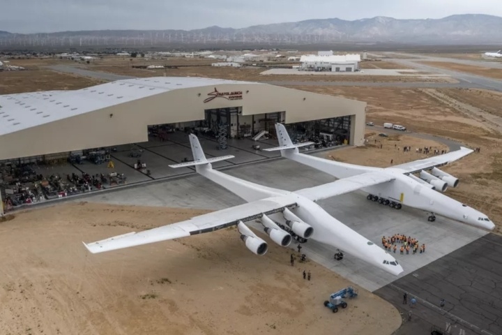 Самый большой в мире самолёт Stratolaunch продаётся за 0 млн, но Virgin Group не даёт за него больше  