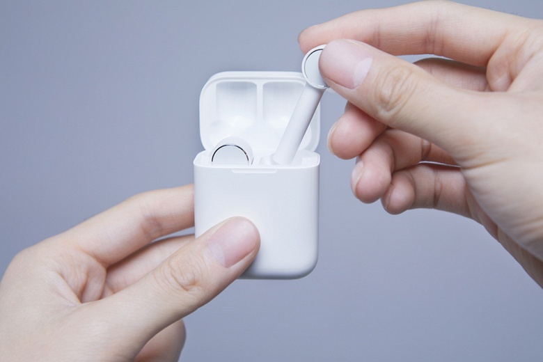 Вдвое дешевле AirPods. В России представлены полностью беспроводные наушники Xiaomi Mi True Wireless Earphones