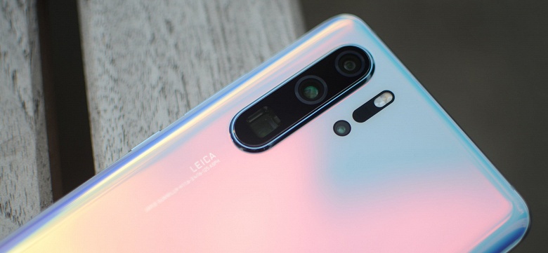 Huawei сократила заказы на свои флагманские смартфоны