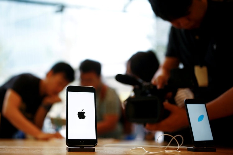 Основатель Foxconn призывает Apple убрать производство из Китая