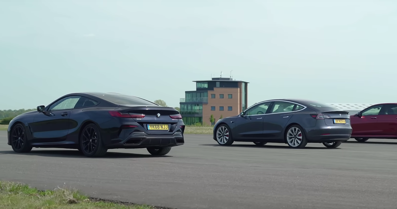 Tesla Model 3 против BMW M850i и Mercedes-AMG E63 S: дрэг-гонке