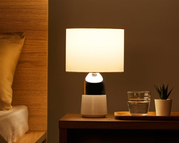 Весь корпус прикроватной лампы Xiaomi Two-Piece Bedside Table Lamp является сенсорным