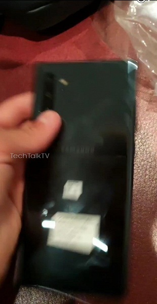 Фотогалерея дня: настоящий работающий смартфон Samsung Galaxy Note 10+ в руках пользователя