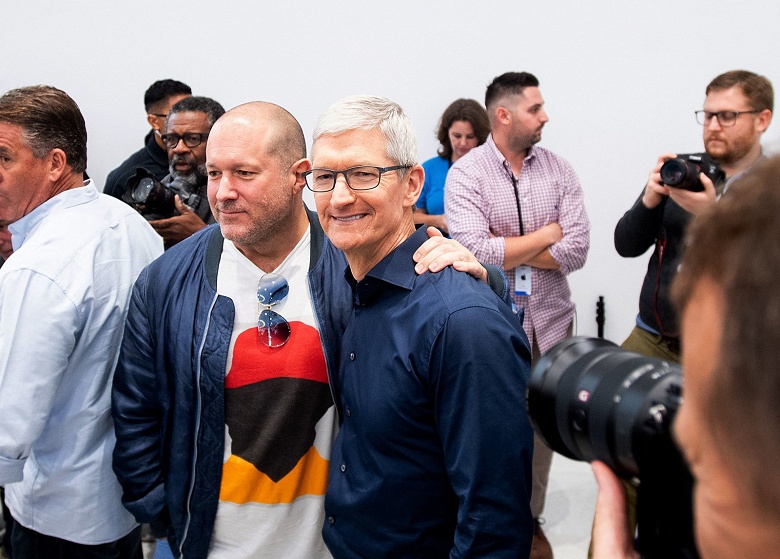 «Это абсурд». Тим Кук раскритиковал статью The Wall Street Journal об истинной причине ухода Джони Айва из Apple