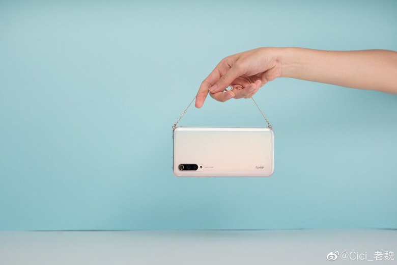 Смартфон, как дамская сумочка. Дизайнеры Xiaomi предлагают новый способ похвастать телефоном