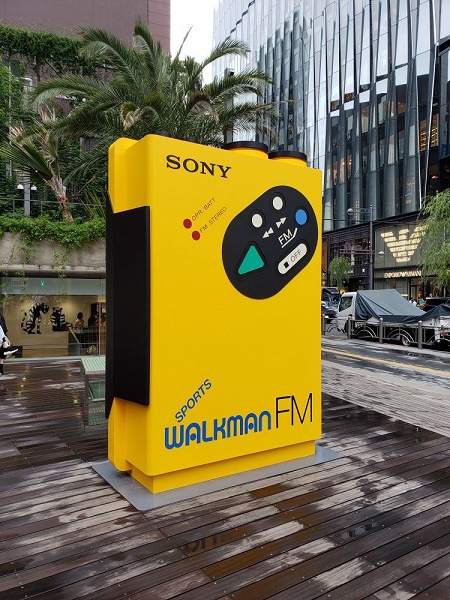 Фото дня: 230 различных плееров Sony Walkman на одной стене в честь 40-летия культовой модели TPS-L2