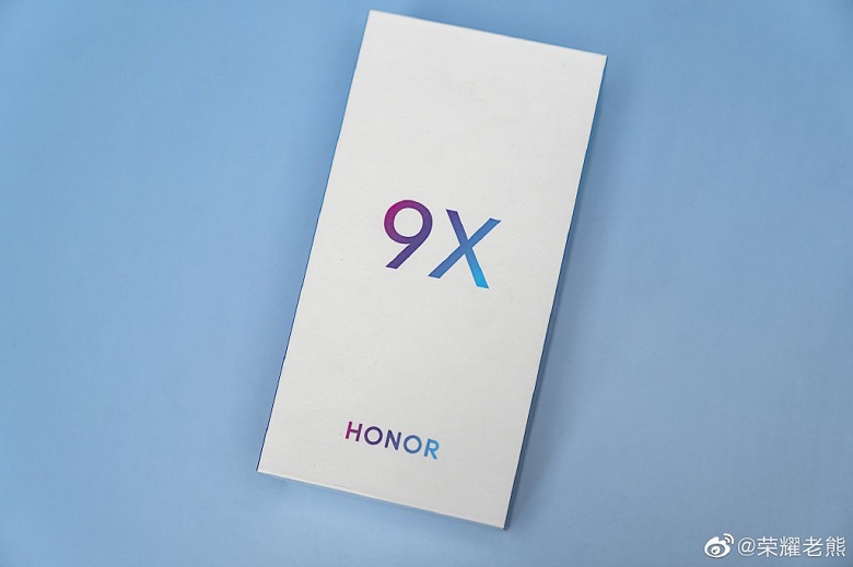 Упаковка смартфона Honor 9X со всех сторон