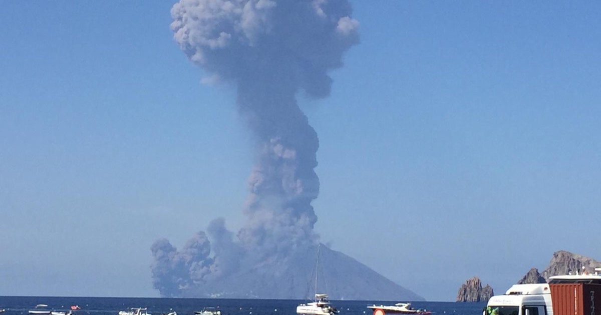 Момент извержения вулкана Стромболи попал на видео
