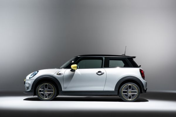 Представлен первый серийный электромобиль MINI
