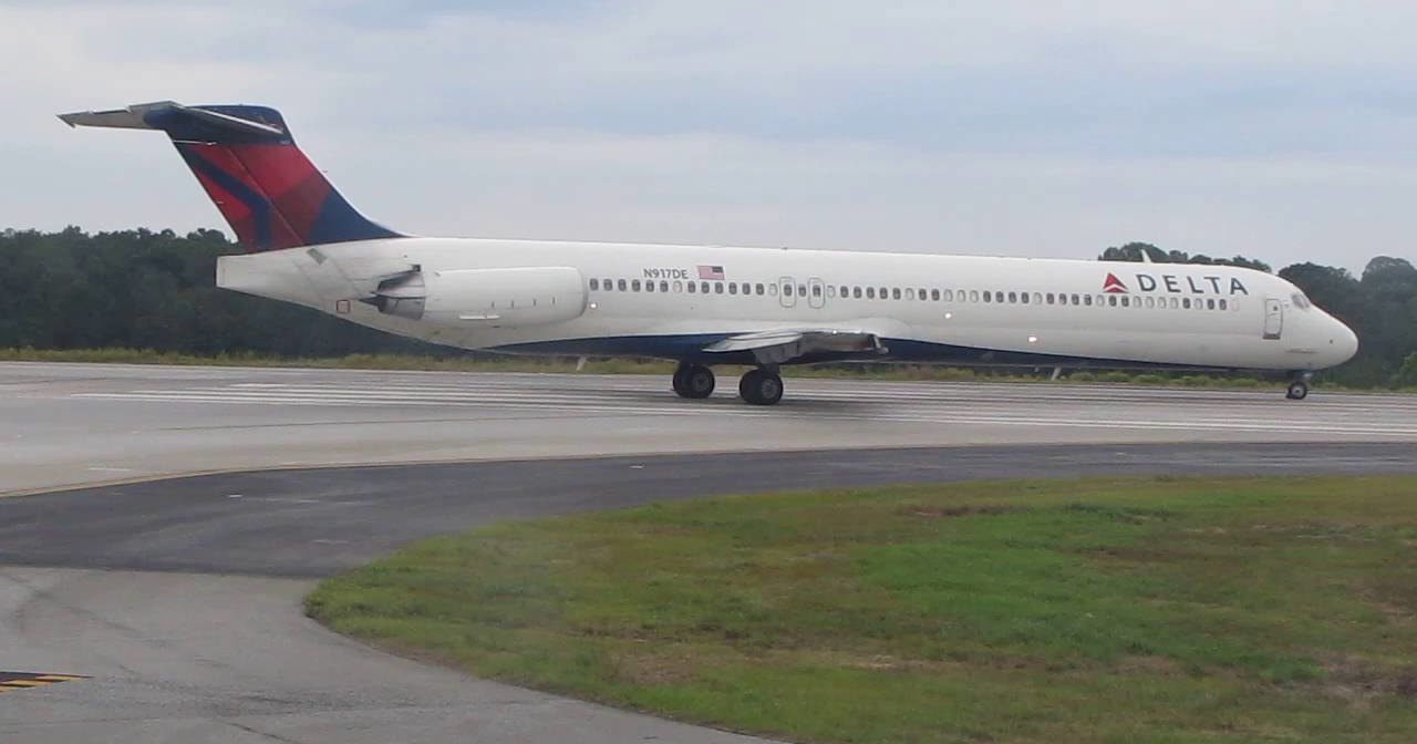 Видео: у самолёта Delta Air прямо в воздухе разрушился двигатель